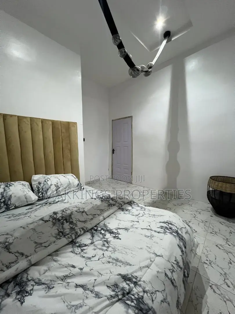 Mini Flat in Chevron for rent