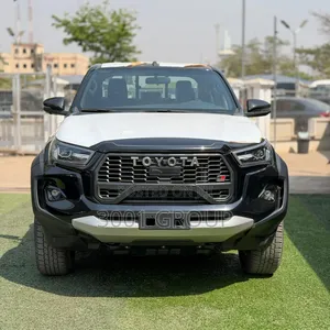 New Toyota Hilux 2025 Black