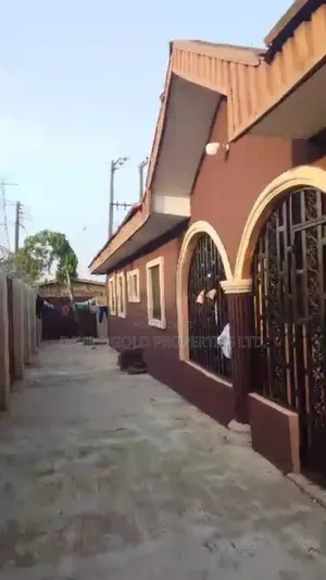 7bdrm Block of Flats in Benin City for sale