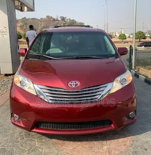 Toyota Sienna 2017 Red