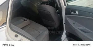 Hyundai Sonata GLS Sedan FWD (2.4L 4cyl 6A) 2011 White