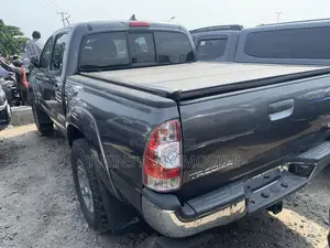 Toyota Tacoma V6 4dr Double Cab 4WD 5.0 ft. SB (4.0L 6cyl 5A) 2015 Gray