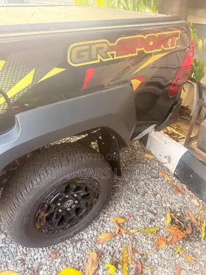 New Toyota Hilux 2025 Black