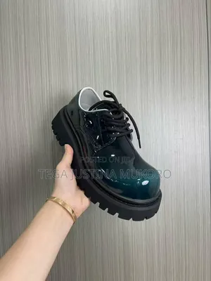 High Quality Stock Shoes