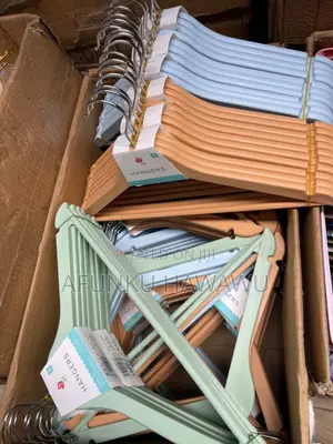 10pcs 
High Quality Plastic Hangers