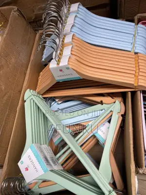 10pcs 
High Quality Plastic Hangers