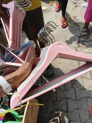 10pcs 
High Quality Plastic Hangers