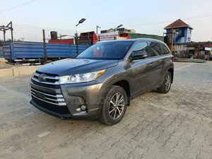 Toyota Highlander XLE 4x4 V6 (3.5L 6cyl 8A) 2018 Brown