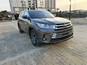 Toyota Highlander XLE 4x4 V6 (3.5L 6cyl 8A) 2018 Brown