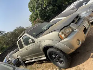 Nissan Frontier SC-V6 4x2 King Cab 116.1 in. WB 2002 Gray