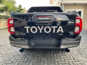New Toyota Hilux 2025 Black