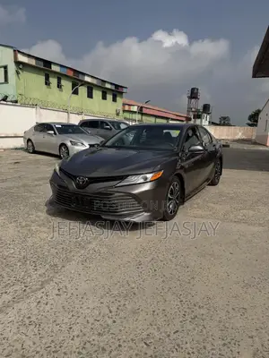 Toyota Camry XLE FWD (2.5L 4cyl 8AM) 2018 Gray
