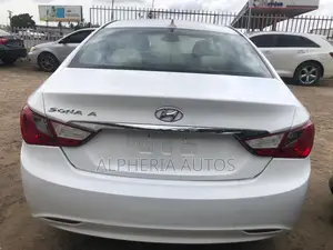Hyundai Sonata SE 2.0T Sedan FWD (2.0L 4cyl 6A) 2013 White