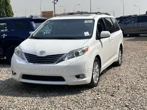 Toyota Sienna XLE 7-Passenger 4dr Minivan AWD (3.5L 6cyl 6A) 2014 White