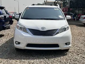 Toyota Sienna XLE 7-Passenger 4dr Minivan AWD (3.5L 6cyl 6A) 2014 White