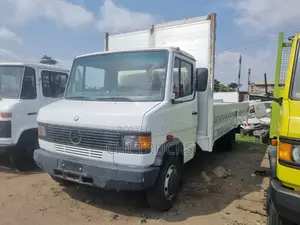 Mercedes-Benz 709 Truck (Italy) 20 Feet