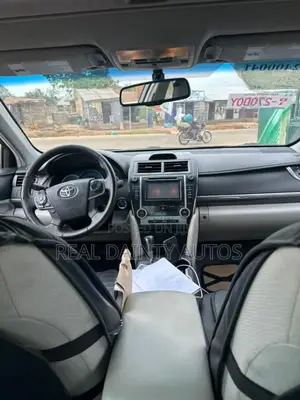 Toyota Camry XLE 4dr Sedan (2.5L 4cyl 6A) 2013 Beige