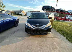 Toyota Sienna XLE AWD 7-Passenger 2013 Black
