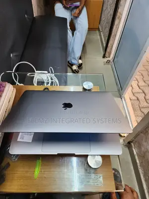 Laptop Apple MacBook Pro 2020 16GB Intel Core I7 SSD 512GB