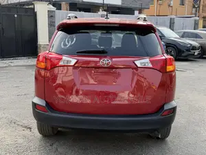 Toyota RAV4 XLE 4dr SUV AWD (2.5L 4cyl 6A) 2015 Red