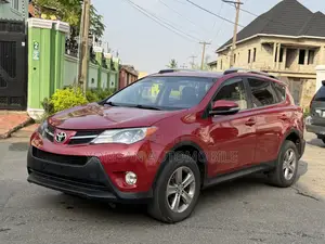 Toyota RAV4 XLE 4dr SUV AWD (2.5L 4cyl 6A) 2015 Red