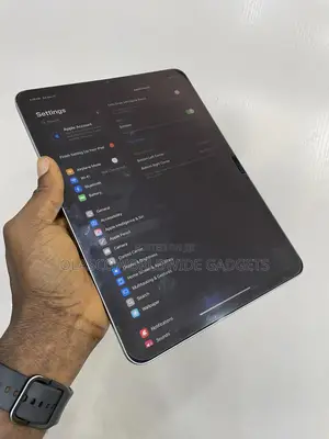 Apple iPad Pro (2022) 128 GB Gray