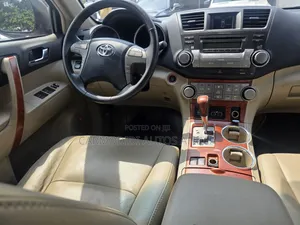 Toyota Highlander Limited 2011 Gold
