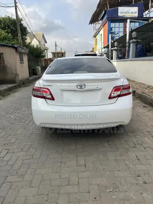 Toyota Camry LE 4dr Sedan (2.5L 4cyl 6AM) 2010 White