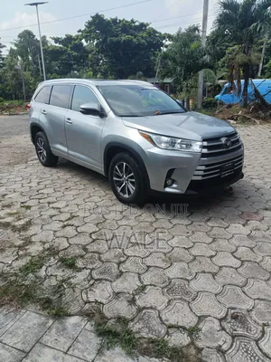 Toyota Highlander XLE 4x4 V6 (3.5L 6cyl 8A) 2018 Red