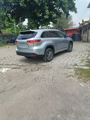 Toyota Highlander XLE 4x4 V6 (3.5L 6cyl 8A) 2018 Red