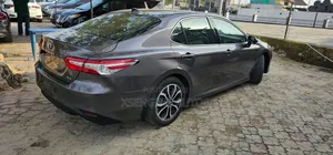 Toyota Camry XLE FWD (2.5L 4cyl 8AM) 2018 Gray