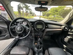 Mini Cooper 4dr Hatchback (1.5L 3cyl Turbo 6M) 2015 Black