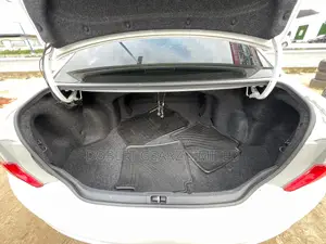 Toyota Camry LE 4dr Sedan (2.5L 4cyl 6A) 2014 White