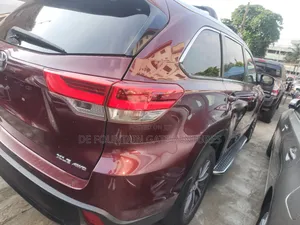 Toyota Highlander XLE 4x2 V6 (3.5L 6cyl 8A) 2017 Red