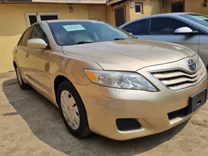 Toyota Camry LE 4dr Sedan (2.5L 4cyl 6A) 2011 Gold