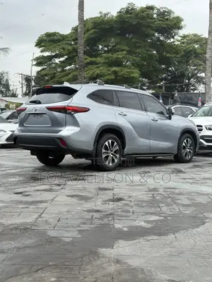 Toyota Highlander XLE 2021 Silver
