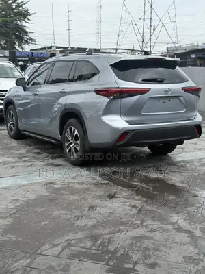 Toyota Highlander XLE 2021 Silver