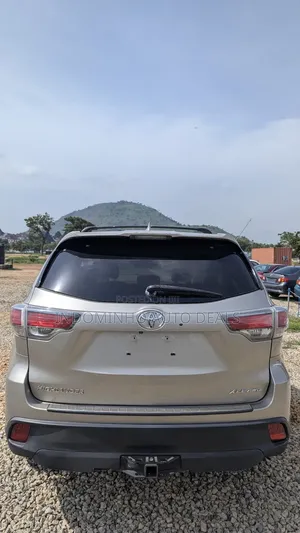 Toyota Highlander XLE V6 4x2 (3.5L 6cyl 6A) 2016 Gold