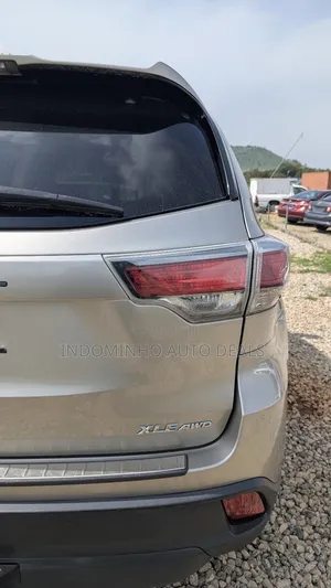 Toyota Highlander XLE V6 4x2 (3.5L 6cyl 6A) 2016 Gold