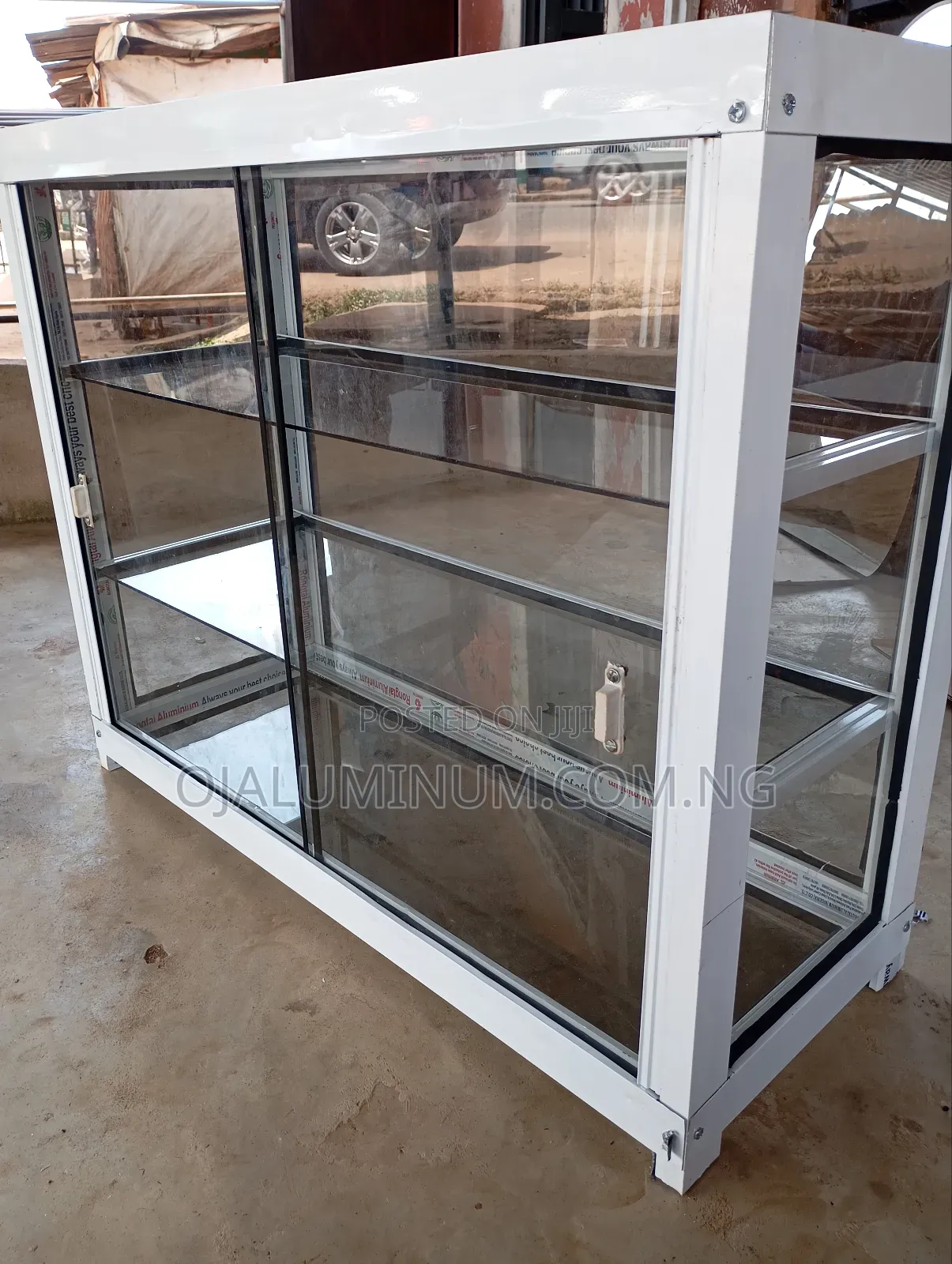 Table Top 3 Steps Solid Showglass (3ft by 2ft and Half)
