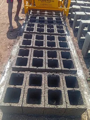 Concrete Block Molding Machine (3000 Blocks Daily)