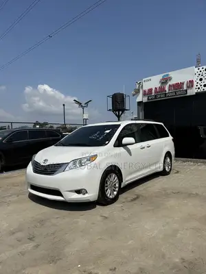 Toyota Sienna XLE 7 Passenger (3.5L 6cyl 8A) 2017 White