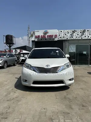 Toyota Sienna XLE 7 Passenger (3.5L 6cyl 8A) 2017 White