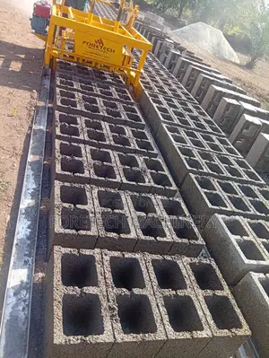 Concrete Block Molding Machine