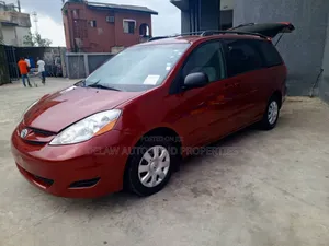 Toyota Sienna 2009 Red