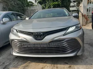Toyota Camry XLE FWD (2.5L 4cyl 8AM) 2018 Silver