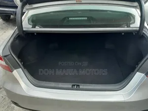 Toyota Camry XLE FWD (2.5L 4cyl 8AM) 2018 Silver