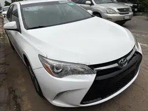 Toyota Camry SE 4dr Sedan (2.5L 4cyl 6A) 2014 White