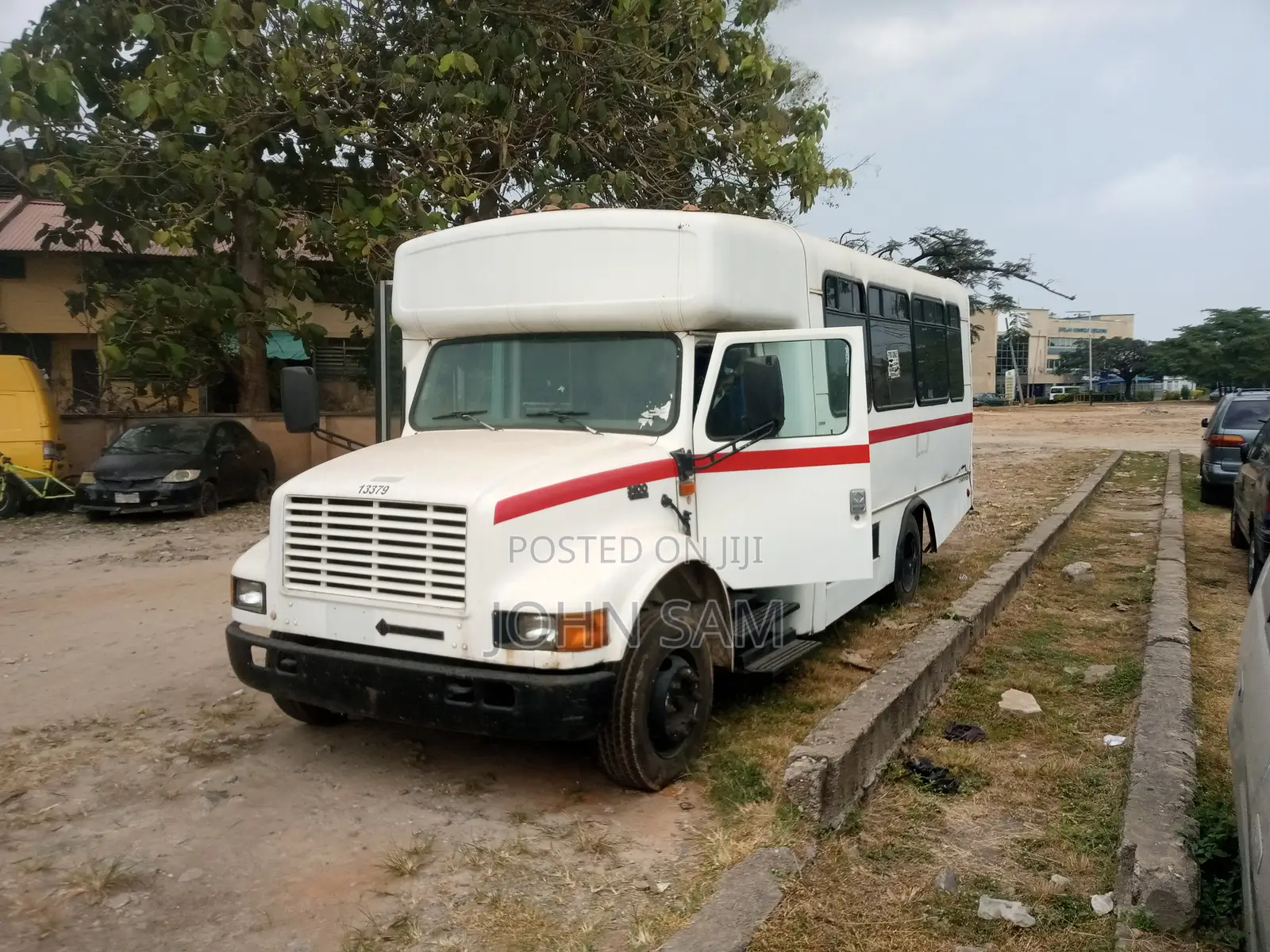 Bus 2004 White