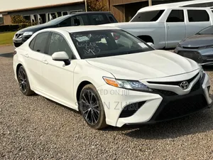 Toyota Camry SE (2.5L 4cyl 8A) 2019 White
